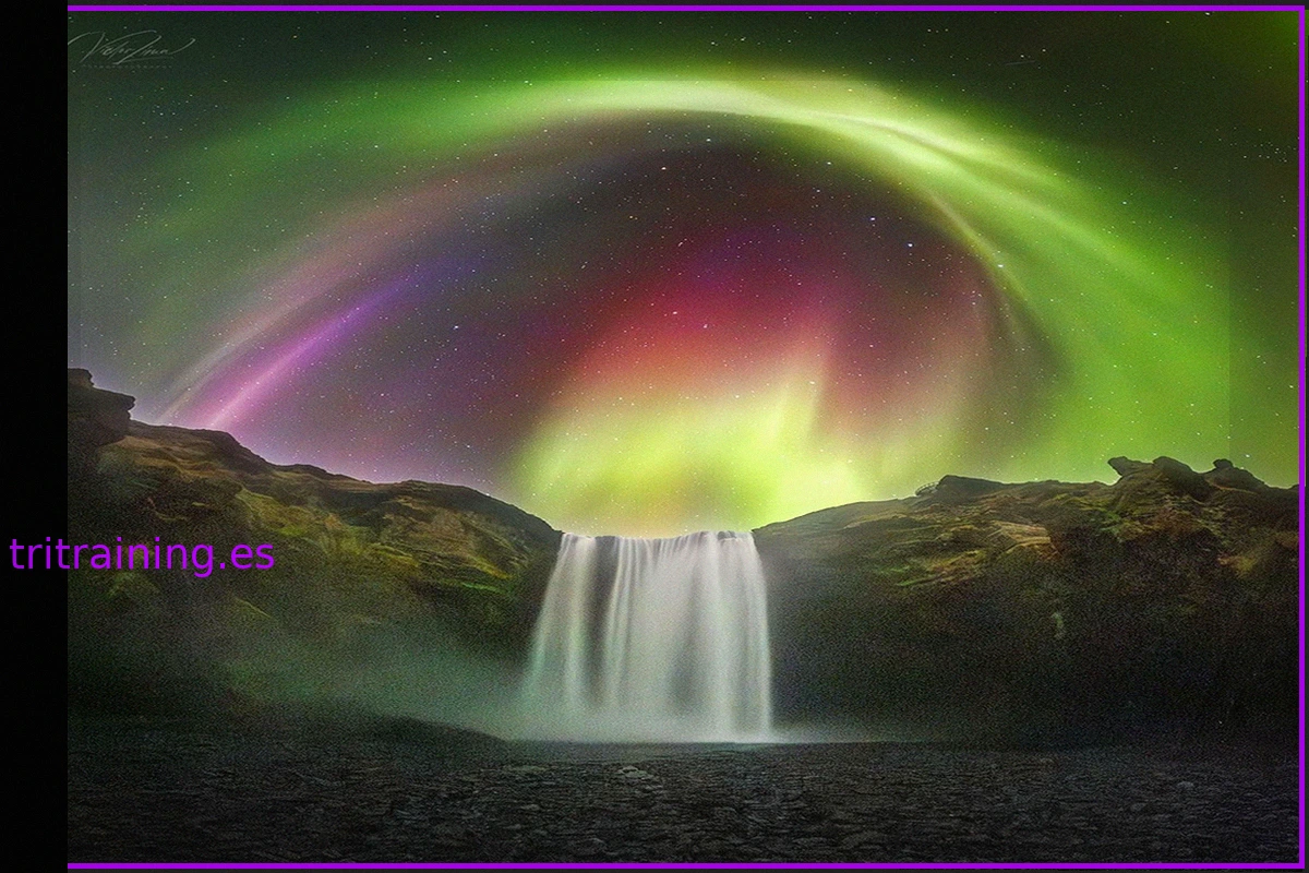 Aurora Boreal sobre una Cascada Islandesa