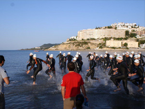 Entrada al mar al inicio triatlón Entrar al agua triatlón