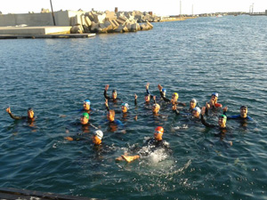 Natación grupo aguas abiertas flotabilidad neopreno triatlón