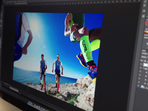 Sesión fotos para sural con ropa deportiva y triatlón